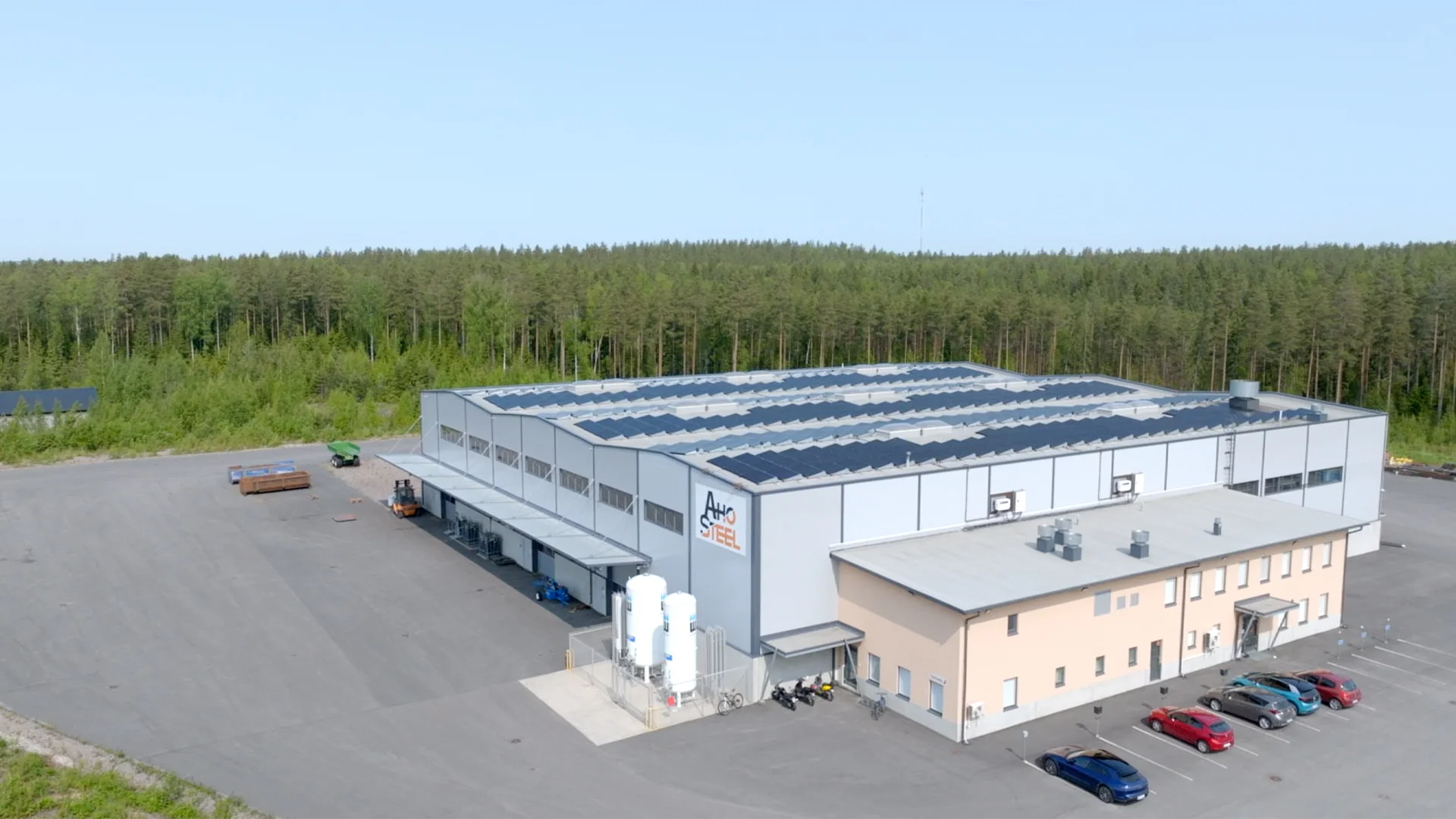 Moderni ja uusi tehdaskiinteistö Karkkilassa. Sisällä moderni konekanta ja huippuammattilaisia.