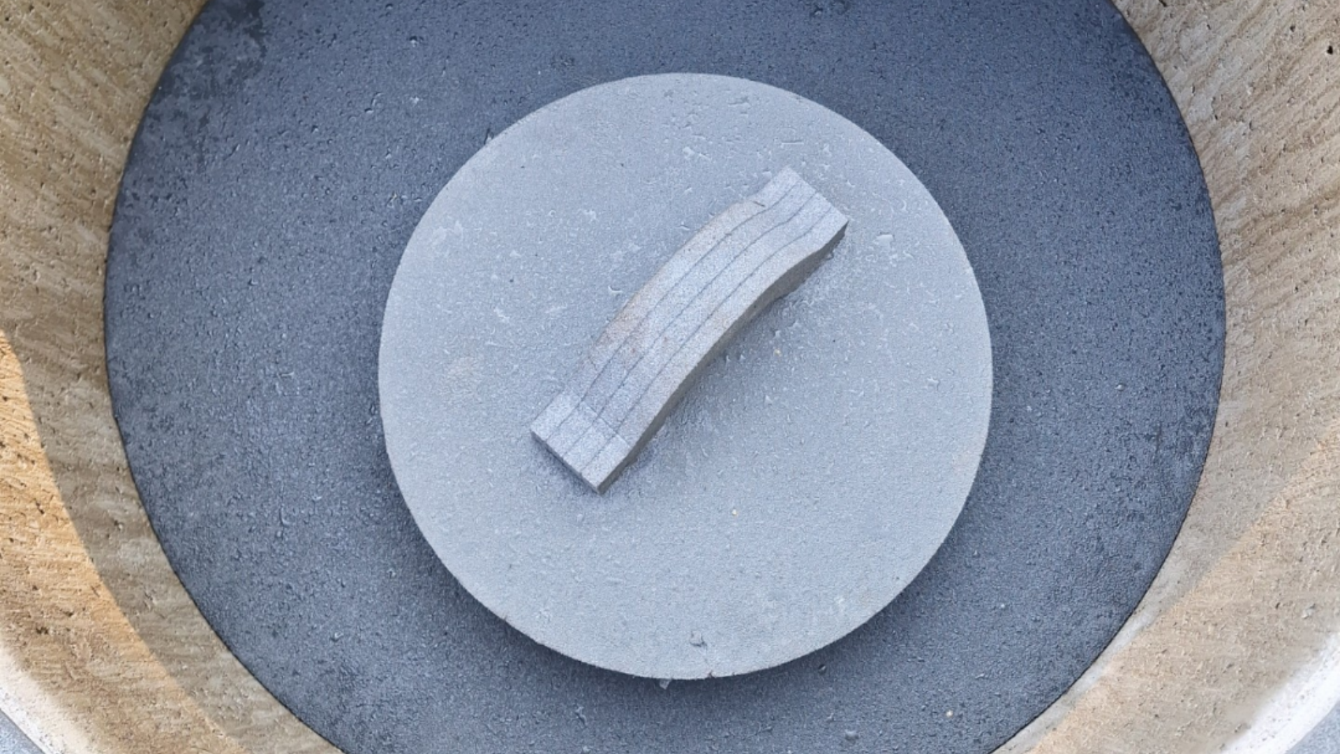 Siisti lähtökaivo, jossa talven varalle jäätymistä estämään eristevälikansi tarkastusluukulla.