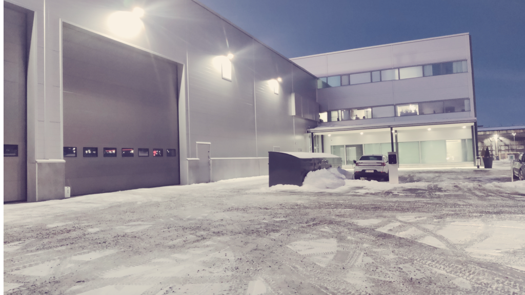Ulkotilojen valaistus erittäin tärkeä, koska toimintaa lähes kaikkina vuorokauden aikoina