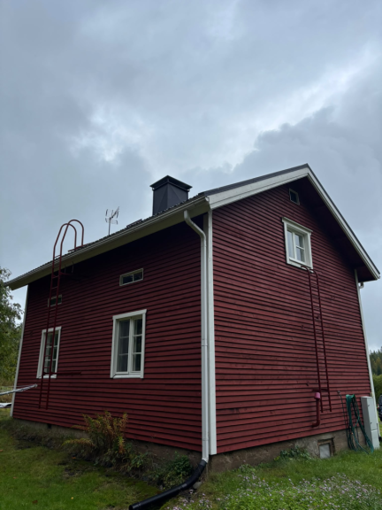 Uudet otsalaudat tuo ryhtiä räystäisiin.